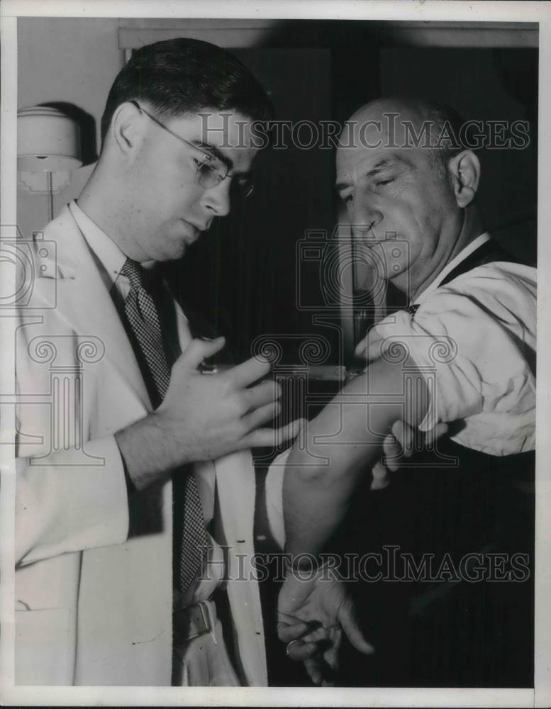 1940 Press Photo Dr JC Geiger Being Inoculated by Dr JS Brown for Guinea Pig Flu - Historic Images