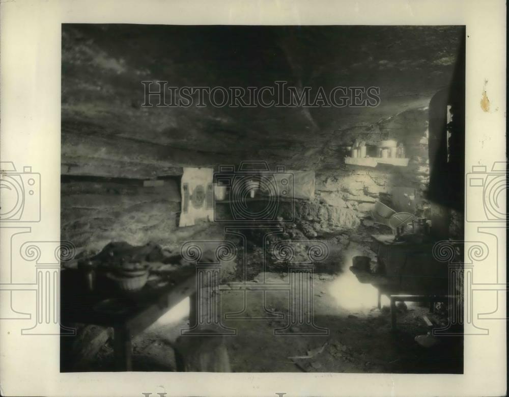 1931 Press Photo Interior of place with a table - Historic Images