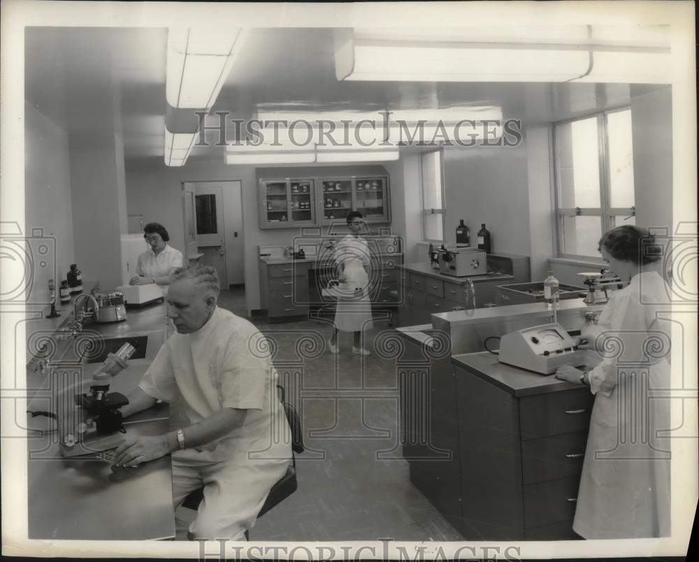 1958 Press Photo Allegheny Hospital in Pittsburgh,Pa., new medical labs - Historic Images