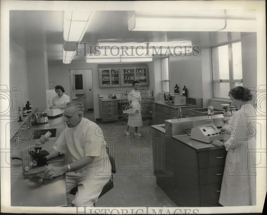 1958 Press Photo Allegheny Hospital in Pittsburgh,Pa., new medical labs - Historic Images