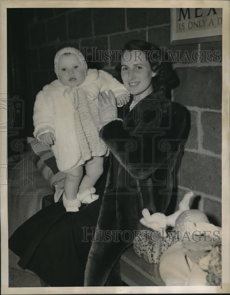 1939 Press Photo Mrs. Nico Lek Holds Her Daughter Evelyne Arriving On Clipper - Historic Images