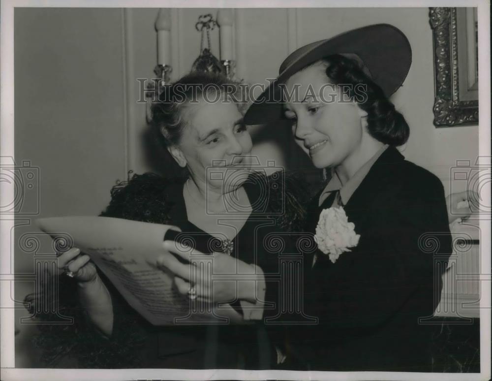 1938 Press Photo opera star Gladys Swarthout given Golden Rule scroll - Historic Images