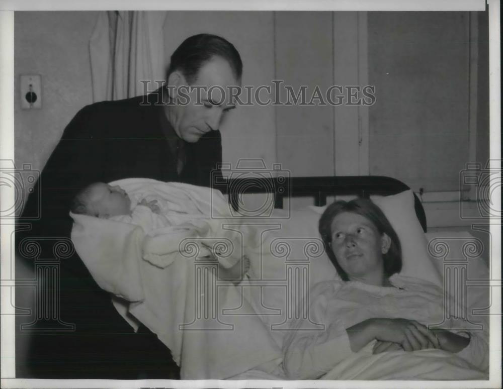 1940 Press Photo Phoenix, Az. Sherifff Al King , Mrs L Lovell &amp; newborn baby - Historic Images