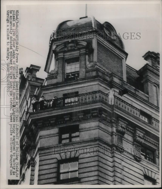 1949 Press Photo Air Force Private PFC Paul McDuff Willard Hotel - Historic Images