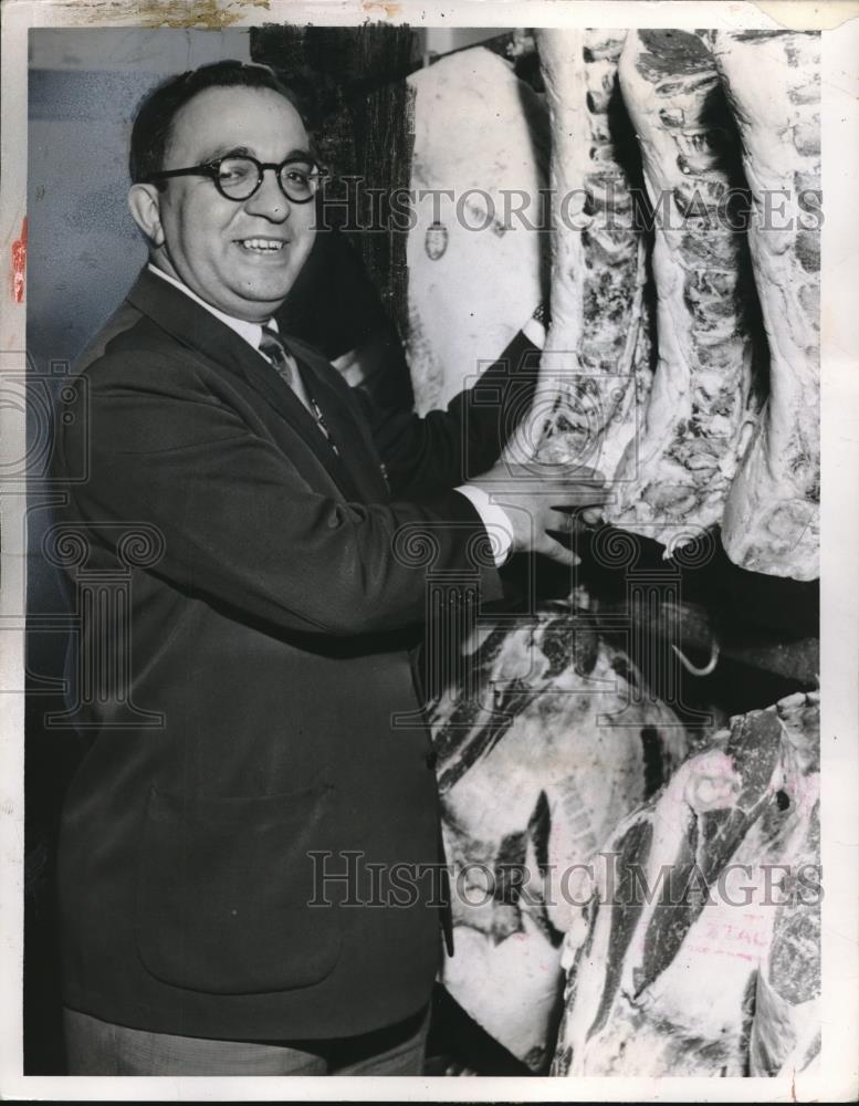 1954 Press Photo Tony Travis manager Foodtown super market - Historic Images