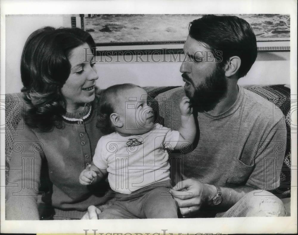 1975 Press Photo Detroit, Mich Robert &amp; Pam Weir &amp; son Brandon - Historic Images