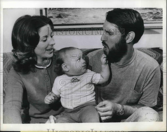 1975 Press Photo Detroit, Mich Robert & Pam Weir & son Brandon - Historic Images
