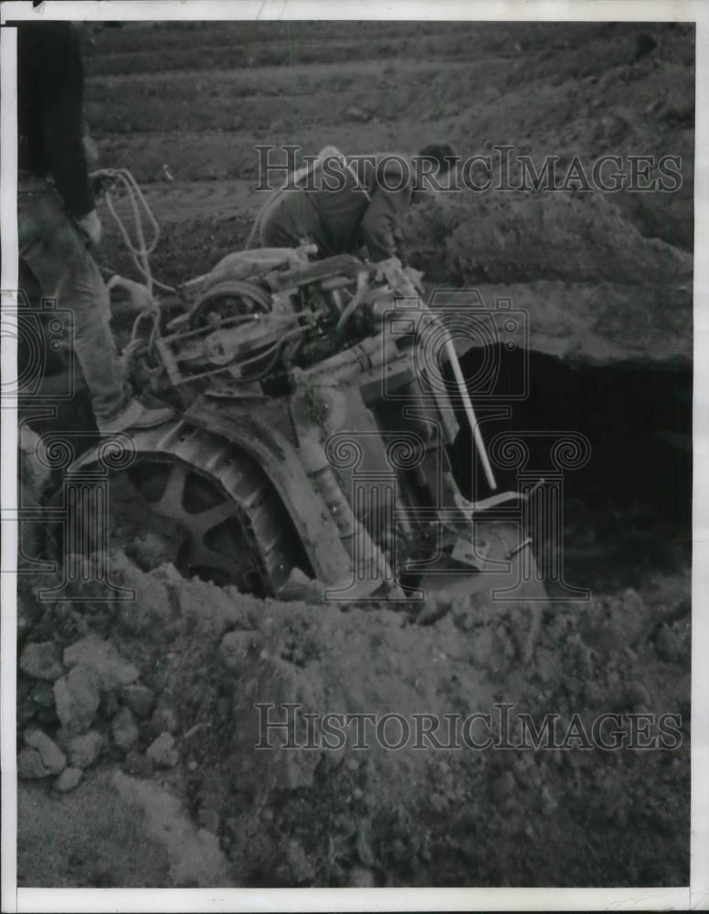 1940 Press Photo Crews Work To Retrieve Body Of Charles Beckwith - Historic Images