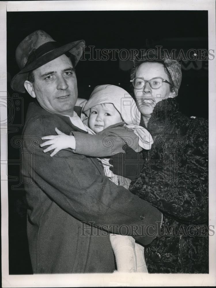 1947 Press Photo Raymond Beis and wife Barbara and child - Historic Images