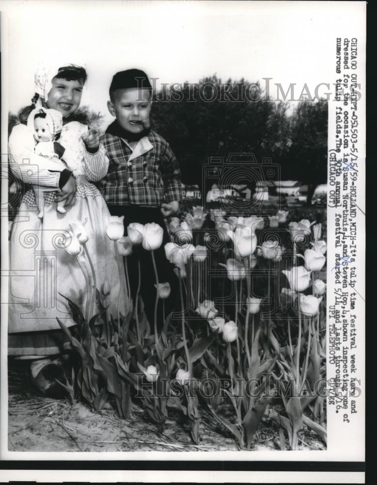 1959 Press Photo Two children at the tulip festival in Holland Michigan - Historic Images