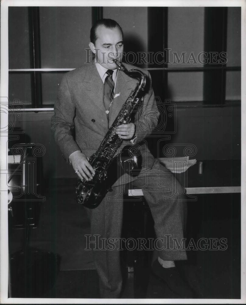 1942 Press Photo Freddie Martin Playing Saxophone - Historic Images