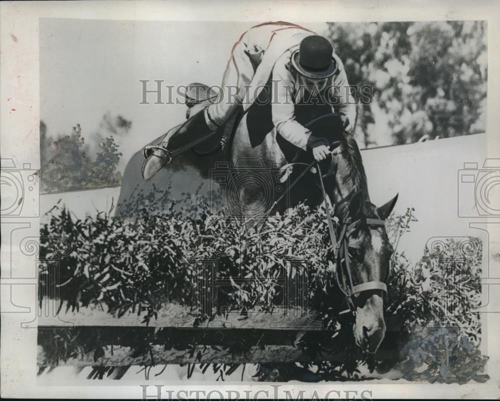 1941 Press Photo Horse didn&#39;t take to jump while training 4th Annual Horse Show - Historic Images