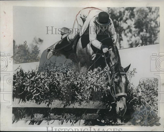 1941 Press Photo Horse didn't take to jump while training 4th Annual Horse Show - Historic Images