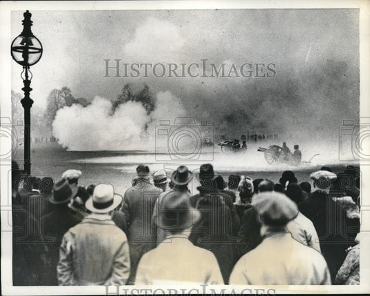 1937 Press Photo gun salvo in salute of new princess born to Duchess of Kent - Historic Images
