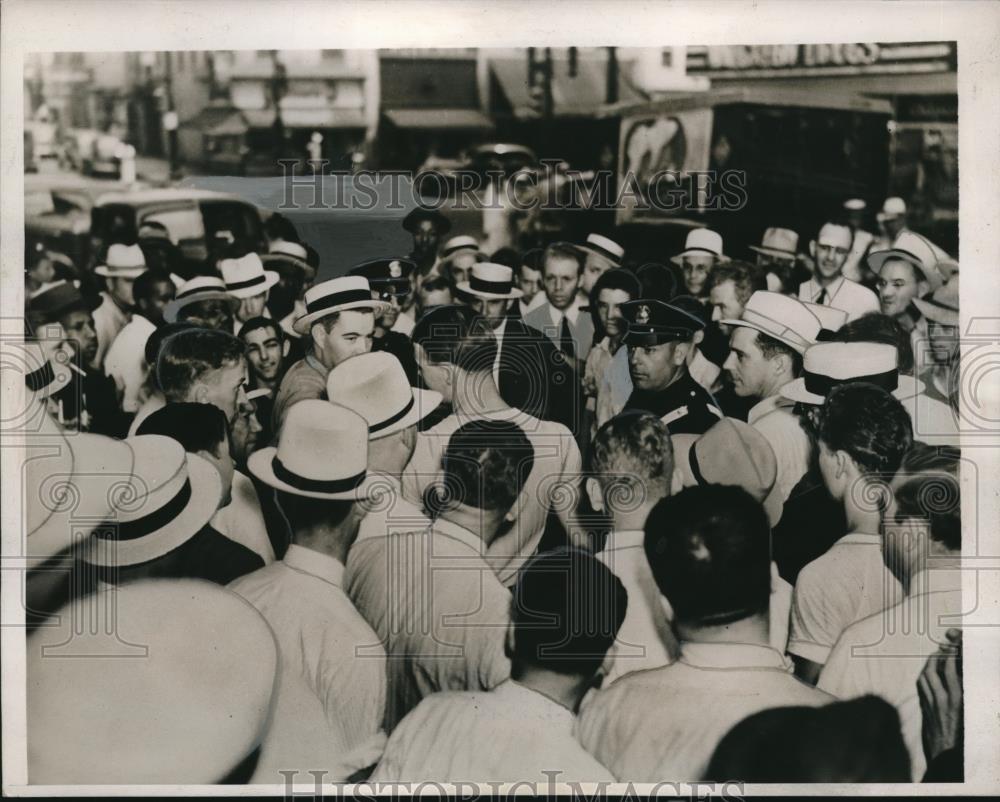 1939 Press Photo Raleigh, N.C. Det OL Smith &amp; mob after he clubbed a puppy - Historic Images