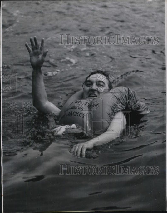 1965 Press Photo Surbiton England Roy Mason Life Jacket Display - Historic Images