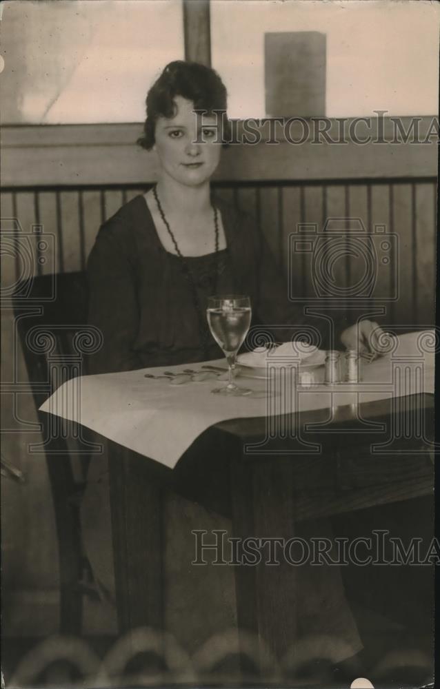 1918 Press Photo A woman sitting at the dinner table - Historic Images