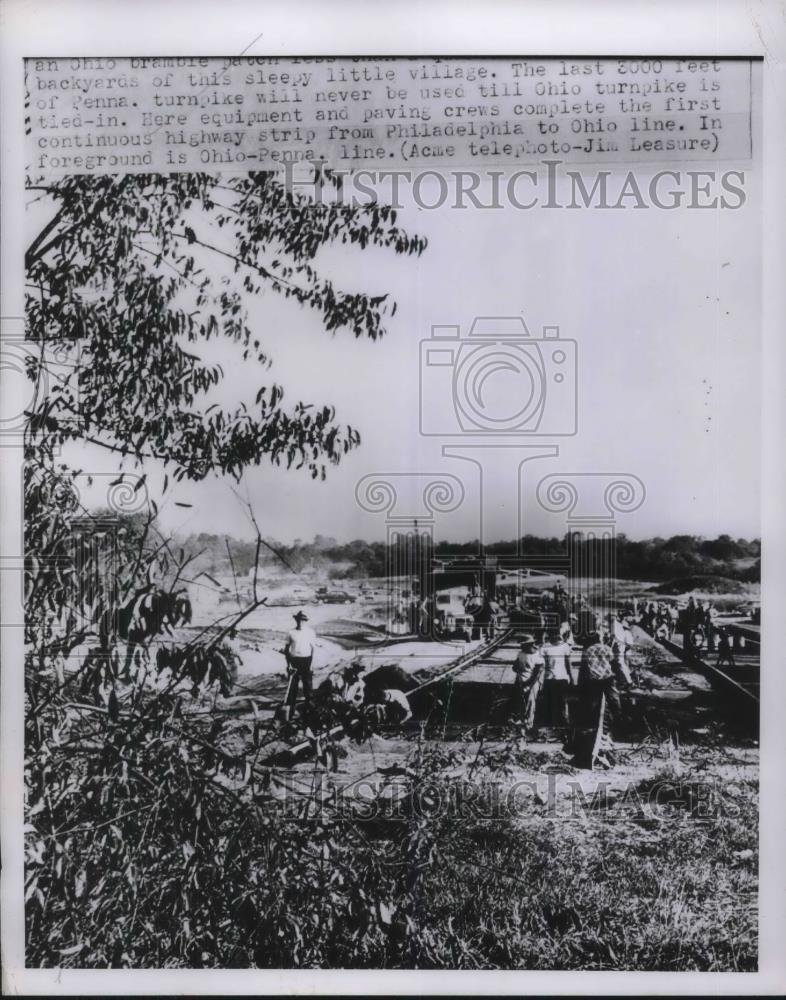 1951 Press Photo Workmen on the Ohio turnpike tween Ohio-Penn. - Historic Images