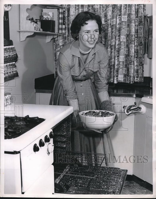 1956 Press Photo Connie Coale cooking Spaghetti in her kitchen - Historic Images