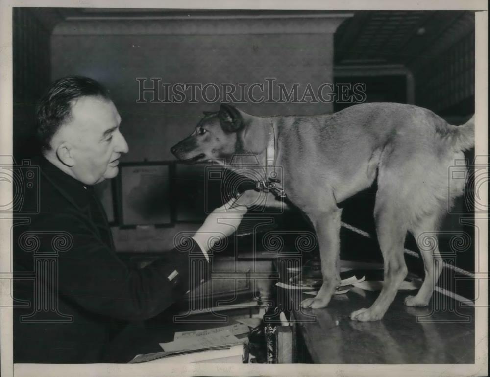 1940 Press Photo Lt. John Barry Gets Acquainted with Police-Chasing Sandy - Historic Images