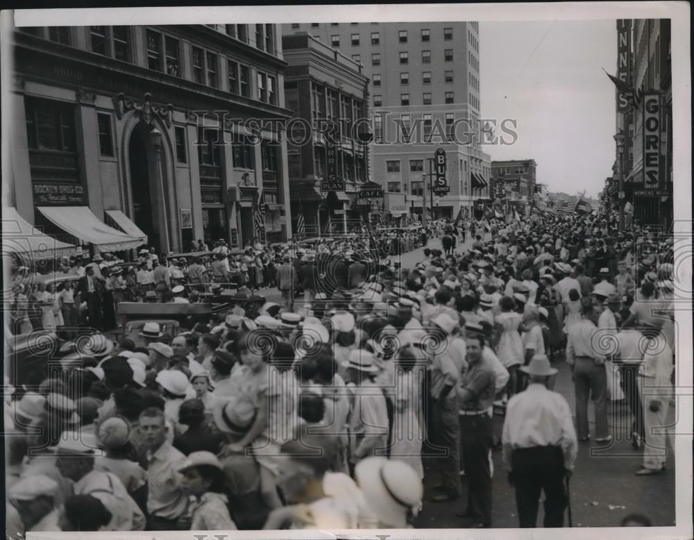 1936 Press Photo Kansas Gov Alfred Landon in American Legion parade - Historic Images