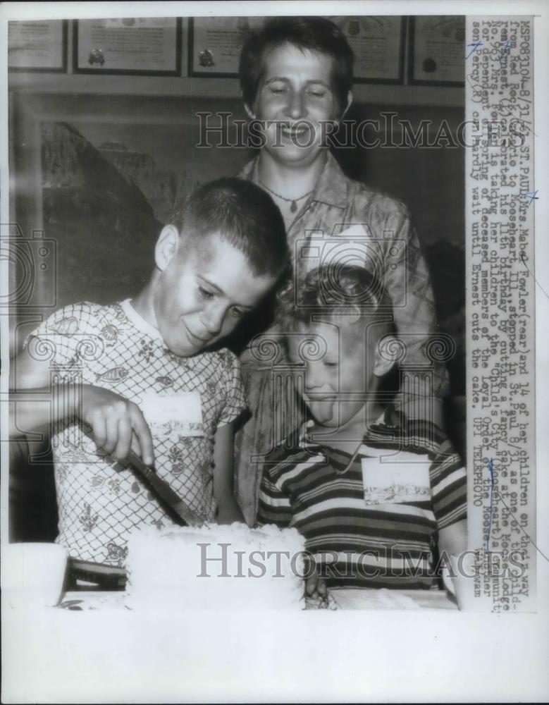 1961 Press Photo Mrs. Mabel Fowler and her Children in st. Paul - Historic Images