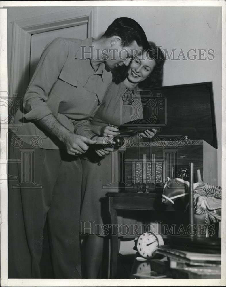 1942 Press Photo Swing Musicians Colleen Finley Bill Marx With New Record Player - Historic Images