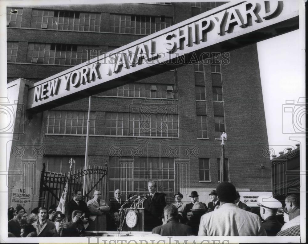 1969 Press Photo NYC mayor John Lindsay at Naval shipyard - Historic Images