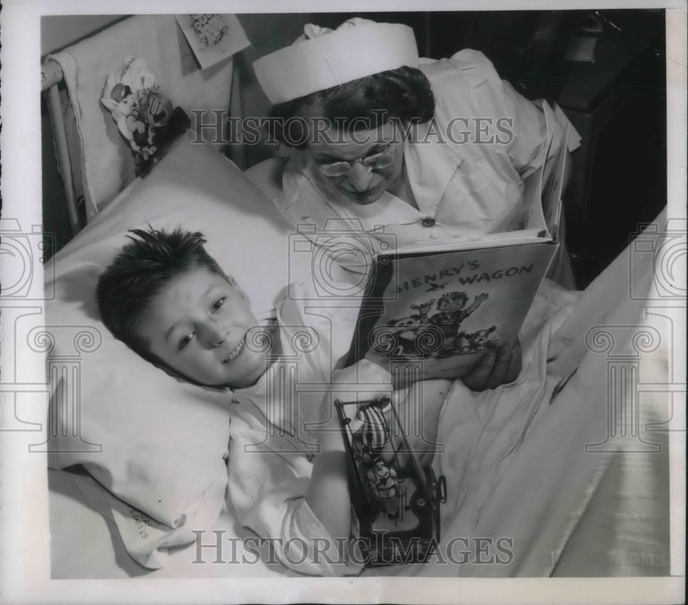 1949 Press Photo Pjila.PA John Guille &amp; RN Annie Trotman he was hit by train - Historic Images