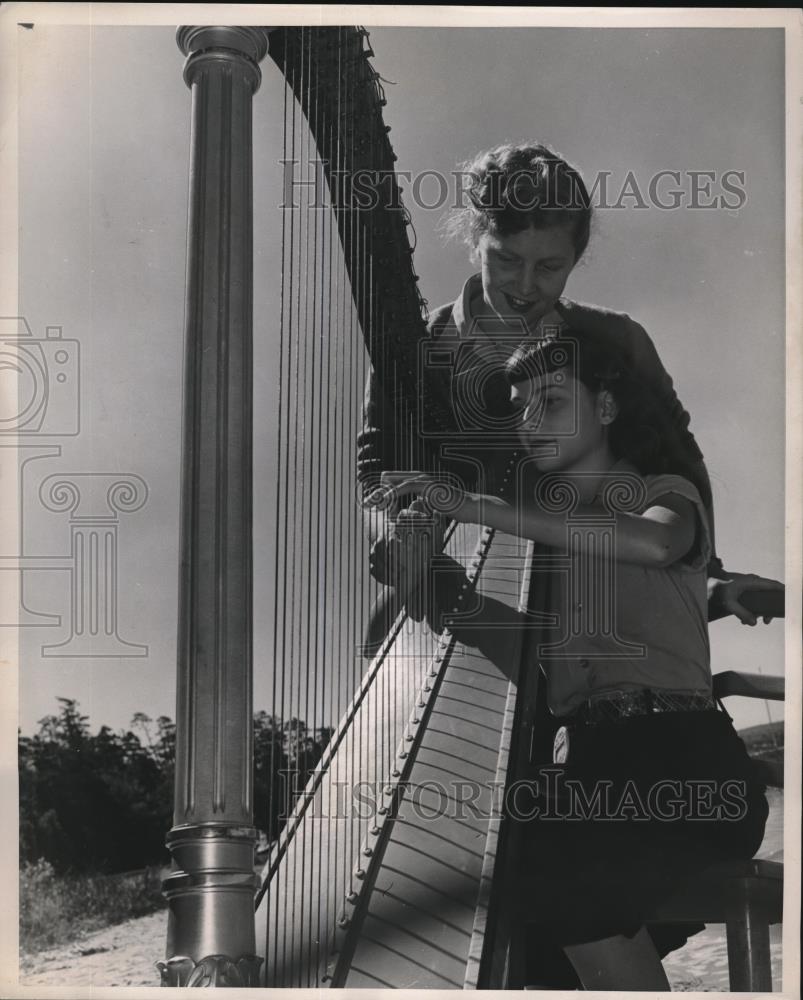 1953 Press Photo Joanne Makris instructs Nancy Burgheim at Natl Music Camp - Historic Images