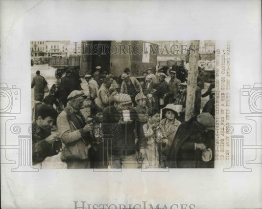 1945 Press Photo Greece, citizens fed by Red Cross after liberation - neb76248 - Historic Images