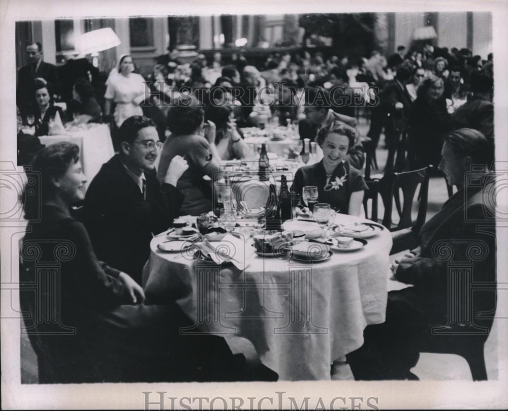 1955 Press Photo Diners Enjoy Meal At Formal Restaurant - Historic Images