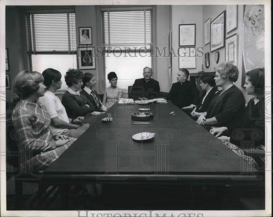 1968 Press Photo RN Volunteers For Nigeria Briefed By Catholic Priest In NY - Historic Images