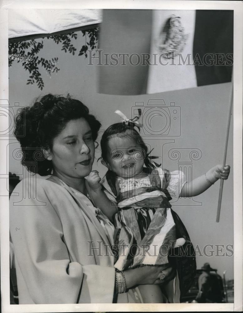 1947 Press Photo Young Dolores DeSoto Dressed in Mexican Costume with Mother - Historic Images