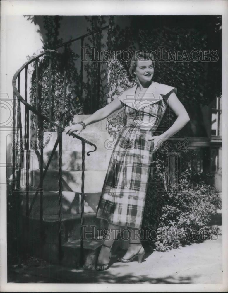 1950 Press Photo A model in new spring fashions for 1950 - Historic Images