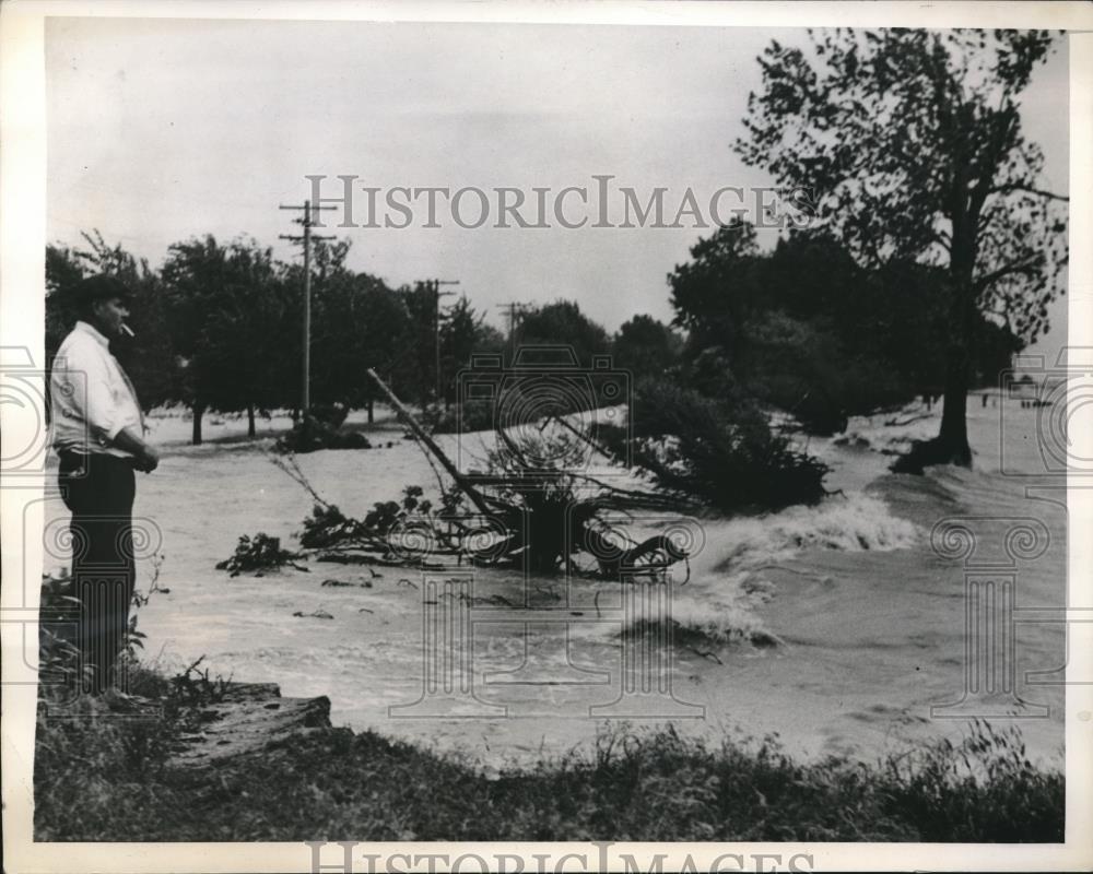 1943 Press Photo Dike Breaks at Rend Beach Toledo Ohio Flooding Lowlands - Historic Images