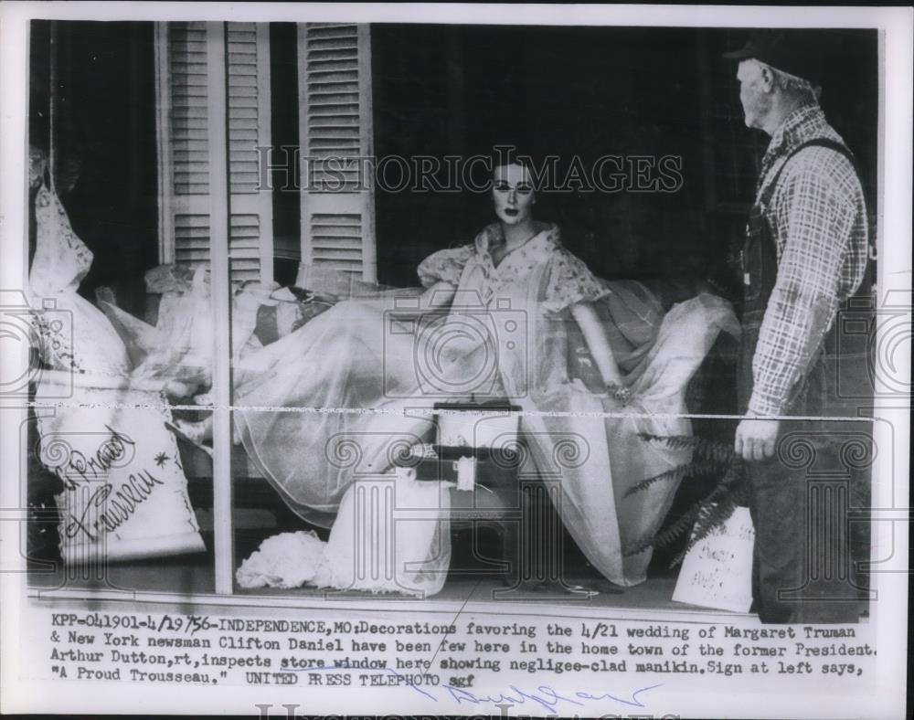 1956 Press Photo Independence, Mo bridal display instore window - Historic Images