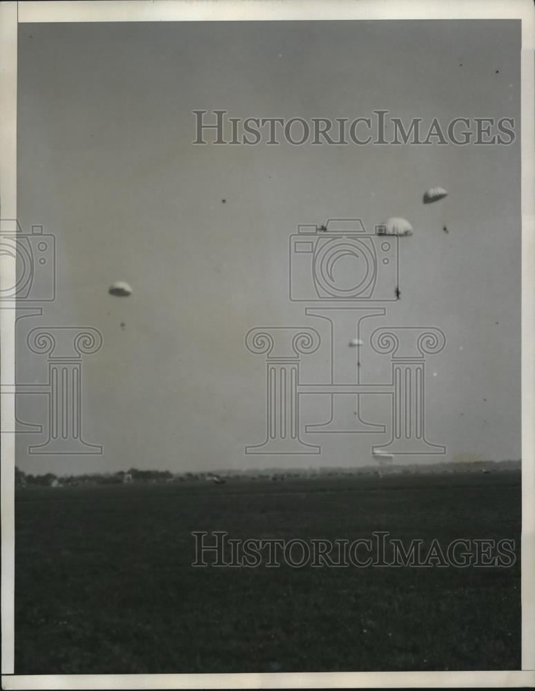 1933 Press Photo Parachute Jumpers At National Air Pageant Charity Show - Historic Images