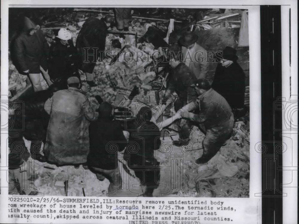 1956 Press Photo Rescuers remove body from wreckage of house leveled by tornado - Historic Images