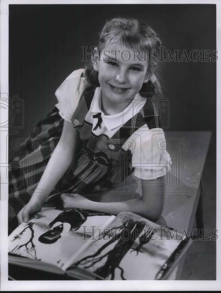 1964 Press Photo Carol Griffith at Age 10, Student Winner of Tell Me Why - Historic Images