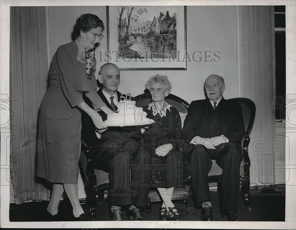 1945 Press Photo Mary Wagner serving cake to Frank and her mother in law - Historic Images