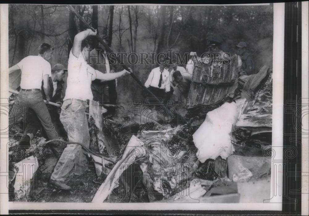 1957 Press Photo Pittsburgh,Pa rescue work at burning plane crash site - Historic Images