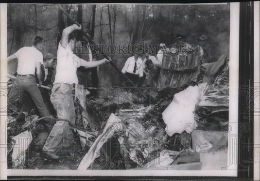 1957 Press Photo Pittsburgh,Pa rescue work at burning plane crash site - Historic Images