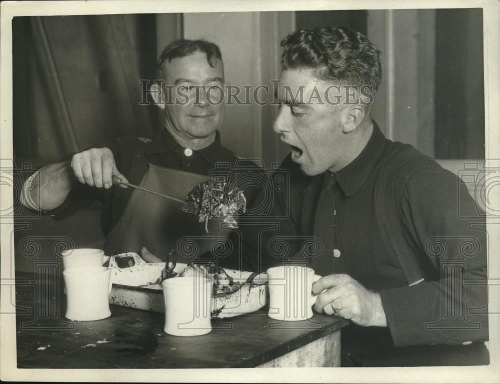 1925 Press Photo Two Men Eating - Historic Images