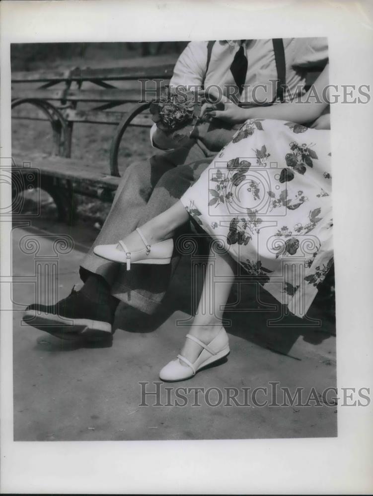 1949 Press Photo A man & womans feet in comfortable shoes - Historic Images