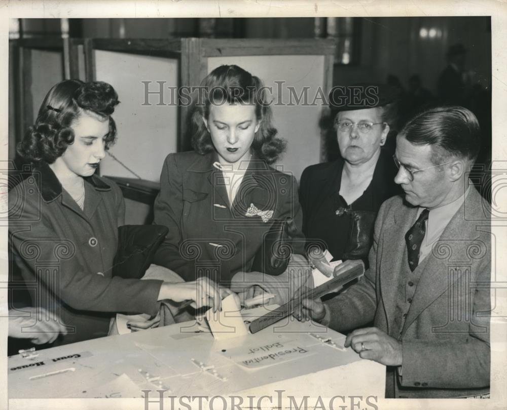 1944 Press Photo Atlanta, Ga teen voters, ME Bleckwell,J Lee &amp; Mrs RA Bexter - Historic Images