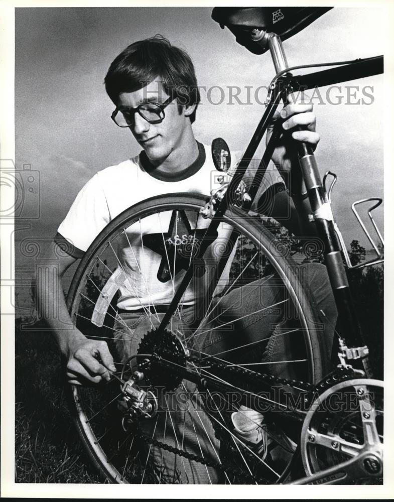 Press Photo A man works on a bicycle - neb79912 - Historic Images