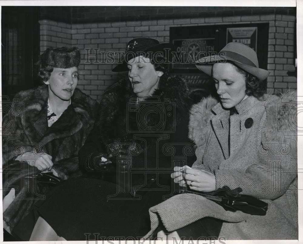 1941 Press Photo Mrs. Irene Loveless Consoled By Daughters Mrs. George Groff - Historic Images