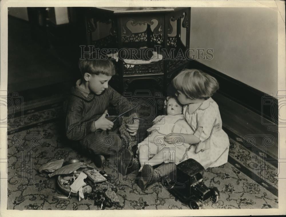 1927 Press Photo Children playing with blunt nosed scissors to prevent harm - Historic Images