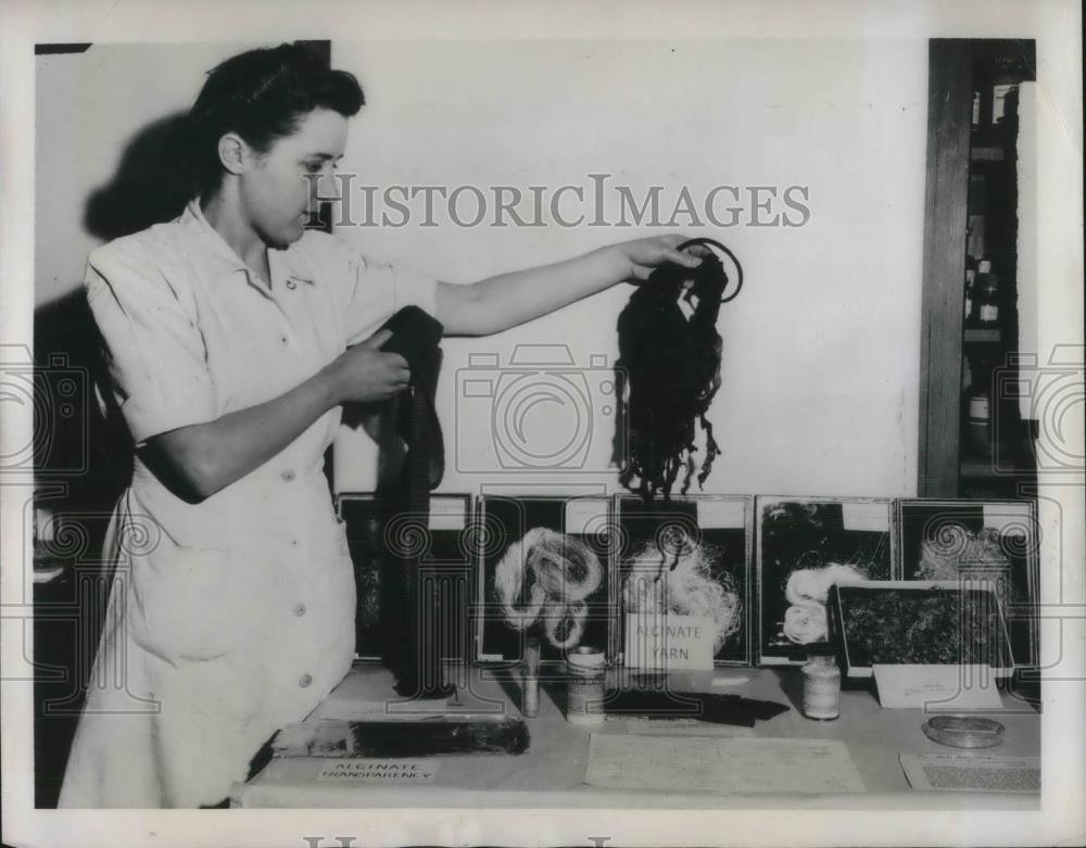 1948 Press Photo London, Westfield College, girl with seaweed for research - Historic Images